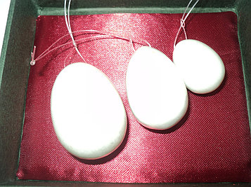  Белые яйца в подарочной упаковке. Диаметр - 3 см; 2,5 см; 2 см