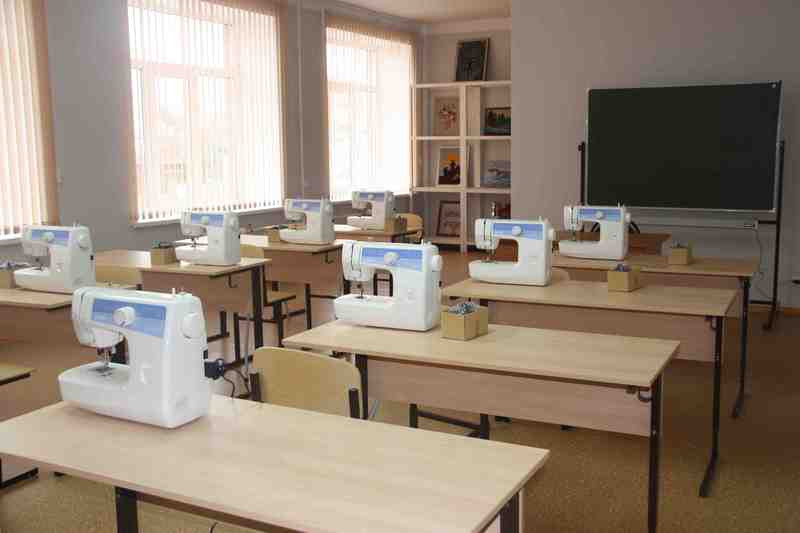 Оборудование для швейных мастерских в школе. Оборудование для кабинета технологии для девочек. Оснащение кабинета технологии в школе. Интерьер кабинета технологии. Оснащение кабинета технологии в школе.