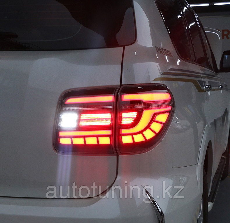 Обновленная задняя оптика (тюнинг фонари) на Nissan Patrol с 2010 г. по 2019 г. LED с динамическим поворотник - фото 1 - id-p72407190