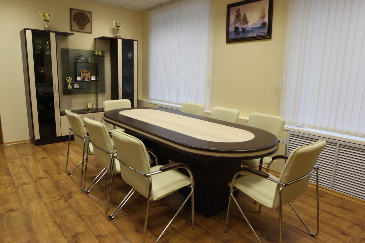 Стол для переговоров 200х143. Интеллекта стол переговорный. Стол переговоров со стульями. Современная переговорная комната. Бювар с загибом для письменного стола.