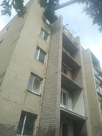 Демонтаж и монтаж аварийных балконов, ремонт фасада, ремонт кровли на доме по адресу пр Республики 7/1. 2