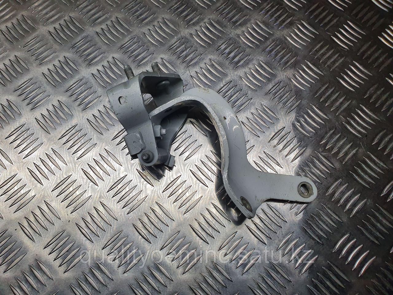 4L0827299B - петля крышки багажника Audi Q7 (4L)