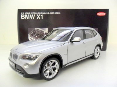 1/18 Kyosho Коллекционная машинка BMW X1, серебристый титан