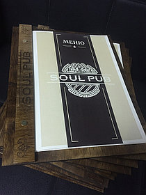 Меню на деревянной подложке с логотипом