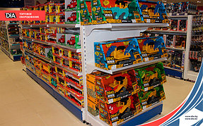 Детский торговый центр. Здесь представлен полный спектр товаров для детей. На металлических стеллажах удобно размещены игрушки.