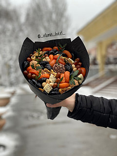 Букет из сухофруктов с шишкой