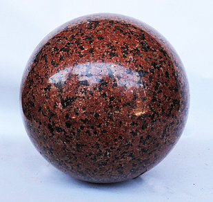 Шар из красного гранита, диаметр 14 см.