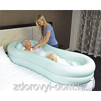 Ванна надувная для мытья тела человека на кровати