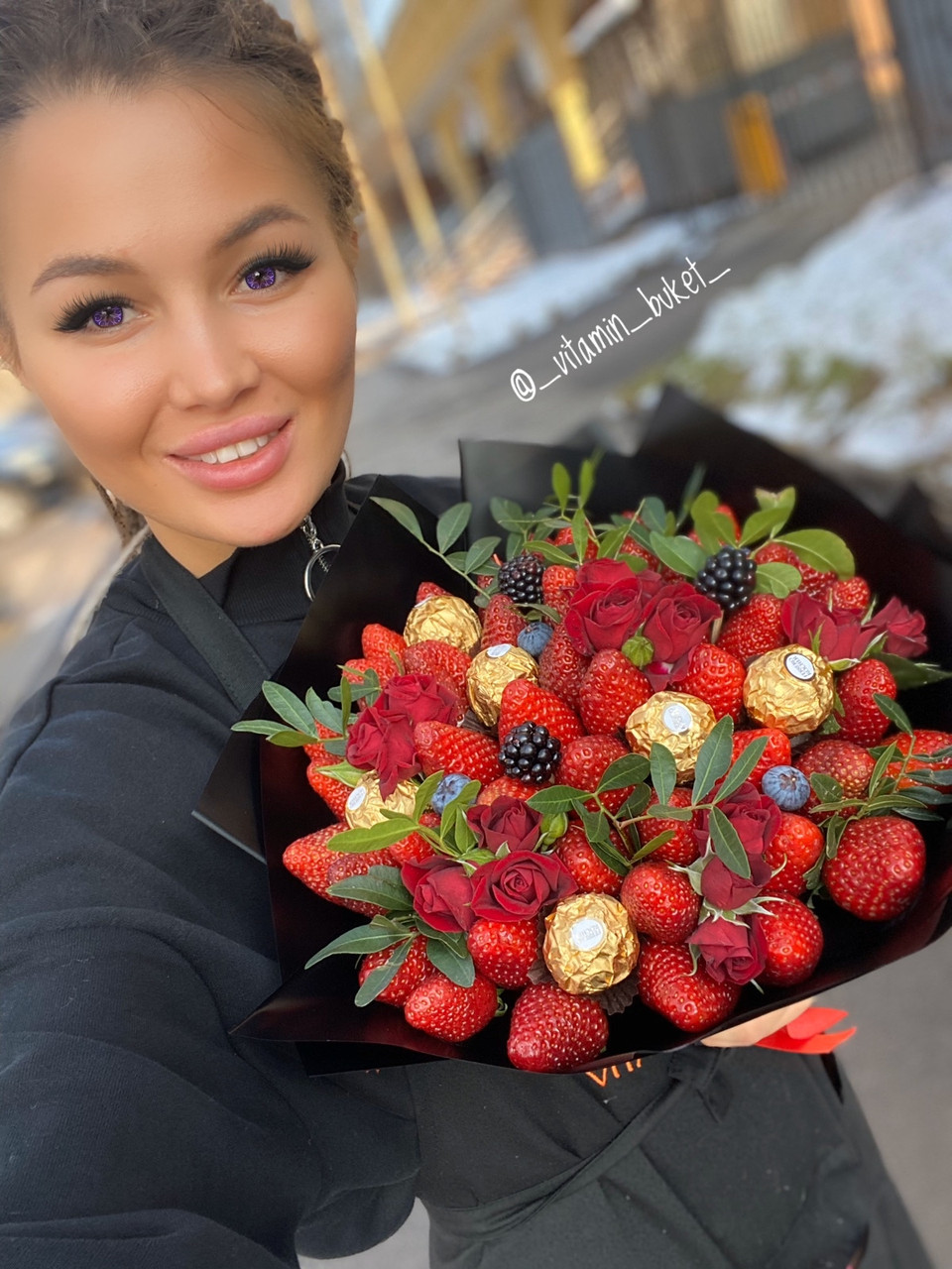 Клубника с Ferrero, ягодами и спрей-розами, размер М