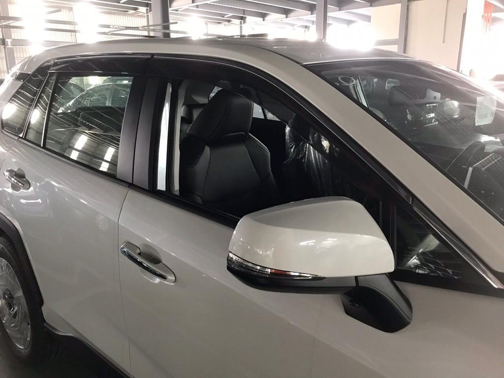 Ветровики (дефлекторы окон) Toyota RAV4 2019+ с металлическим молдингом