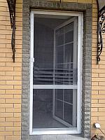 Москитные сетки на двери