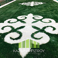 Укладка искусственного газона спортивный 4см и декоративный  с казахскими орнаментами в городе Алматы (Турксибский район)