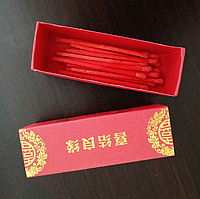 Спички красного цвета в подарочной упаковке.