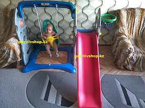 Горка, качеля и баскетбольное кольцо.