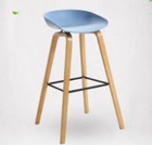 Барный стул на деревянных ножках, голубой