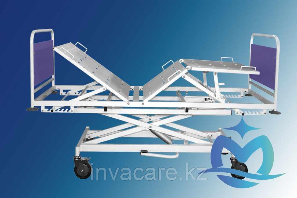 Кровать медицинская функциональная трехсекционная КМФ3г-02с механическим регулированием углов наклона секций с