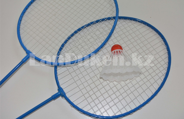 Nabor dlya badmintona (raketki + 2 plastikovyh volana) v assortimente