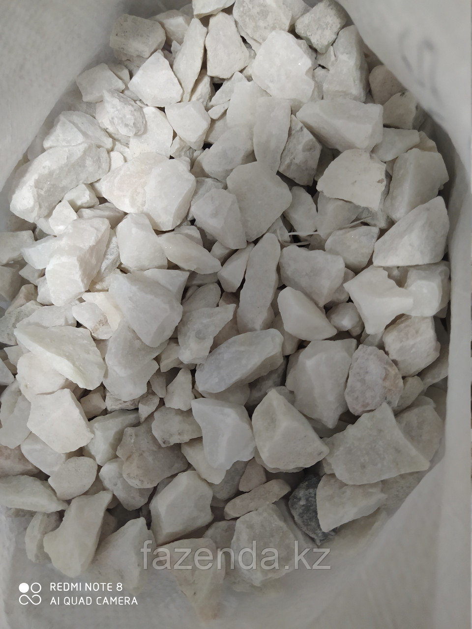 Камни галька белая рваная (мраморная крошка ) 25кг - фото 1 - id-p76536777