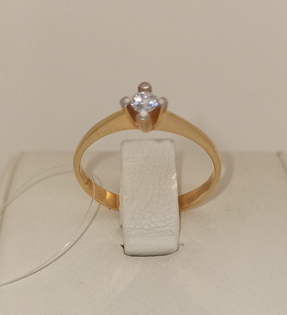Золотое кольцо с бриллиантом / 18 размер