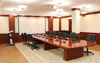 Оснащение малого  конференц-зала проектором, интерактивной трибуной и конференц-системой