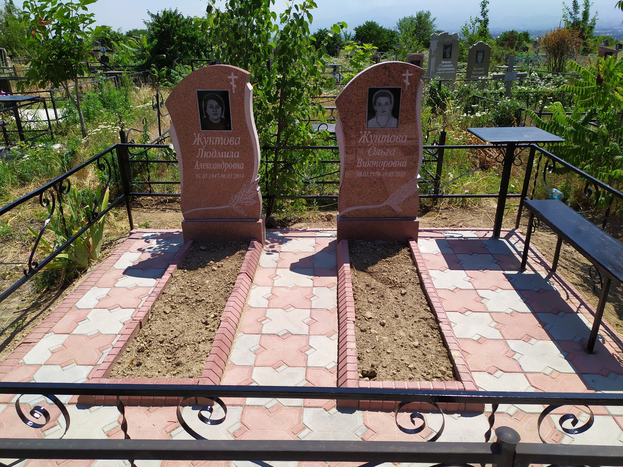 Памятники на могилу, облагораживание могил, ограды, строительство мемориальных комплексов на кладбище.