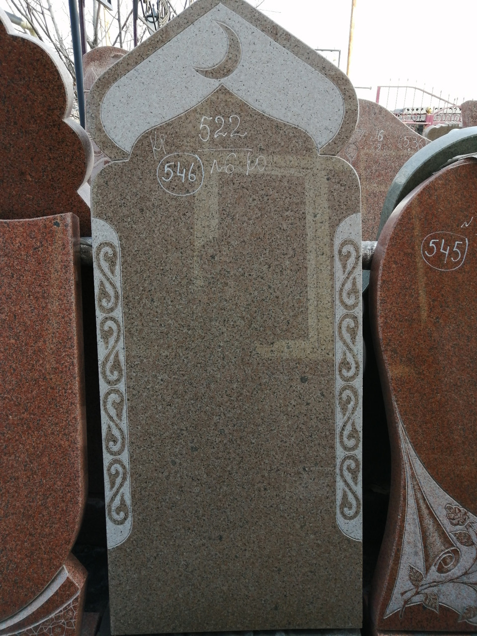 Памятники на могилу куртинский гранит