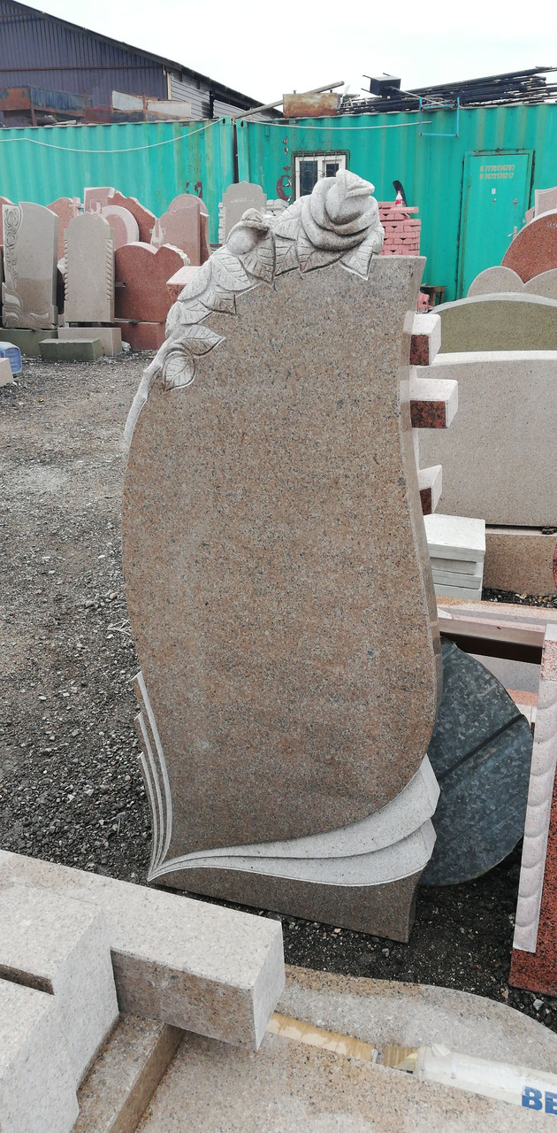 Памятник на могилу из куртинского гранита