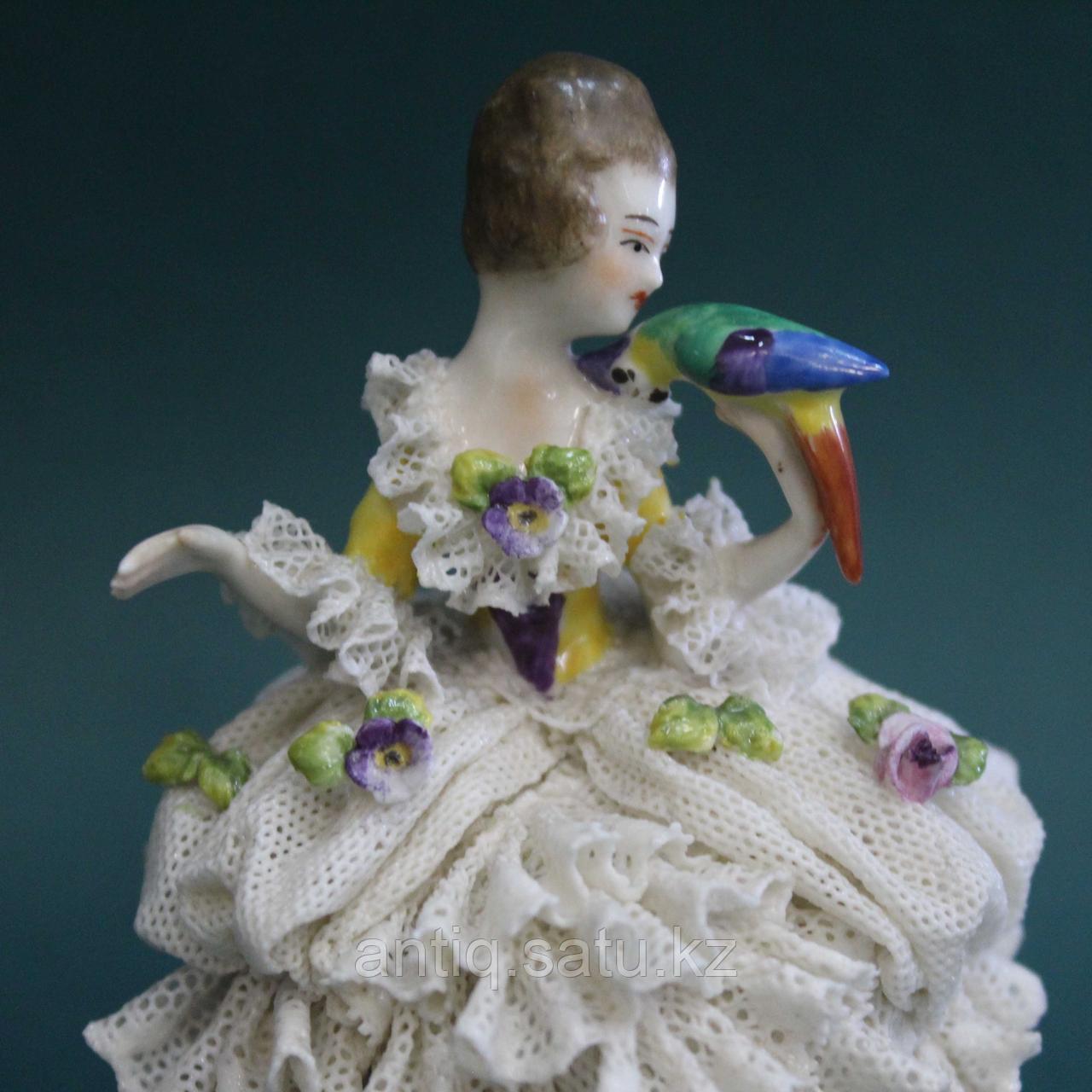 Дама с попугаем Фарфоровая мануфактура Аккерманн и Фритц - фото 2 - id-p77095258