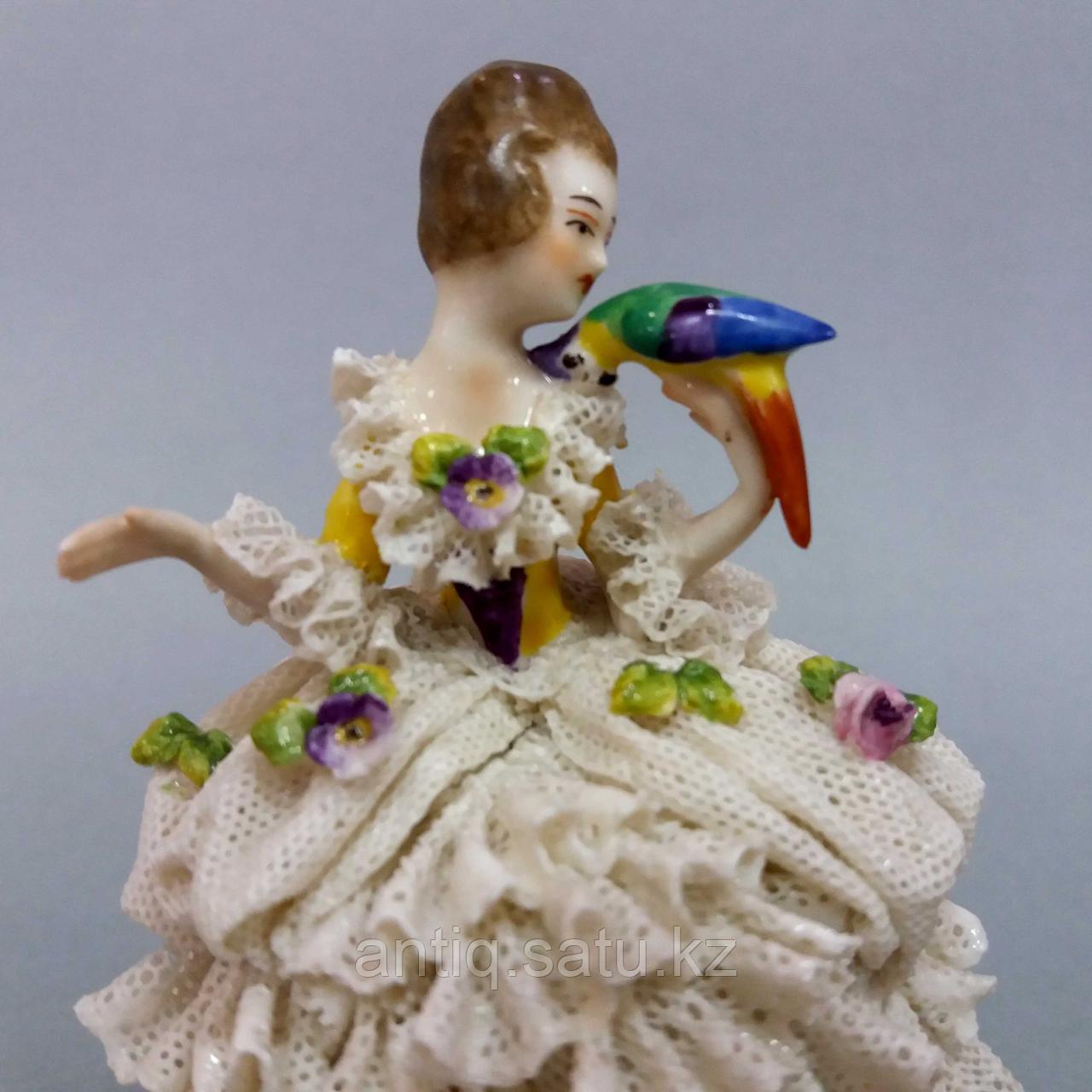 Дама с попугаем Фарфоровая мануфактура Аккерманн и Фритц - фото 8 - id-p77095258