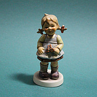 Девочка на полянке "Goebel"