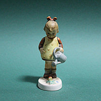 Девочка поливает цветочки "Goebel"