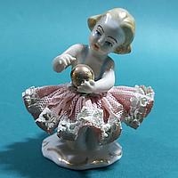 Девочка с шаром. Кружевной фарфор. Германия, Бавария. II половина XX века