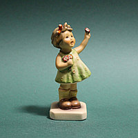 Играющая девочка "Goebel"