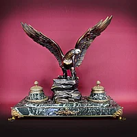 ПИСЬМЕННЫЙ ПРИБОР С ИМПЕРСКИМ ОРЛОМ Монументальный письменный прибор с фигурой Имперского орла.