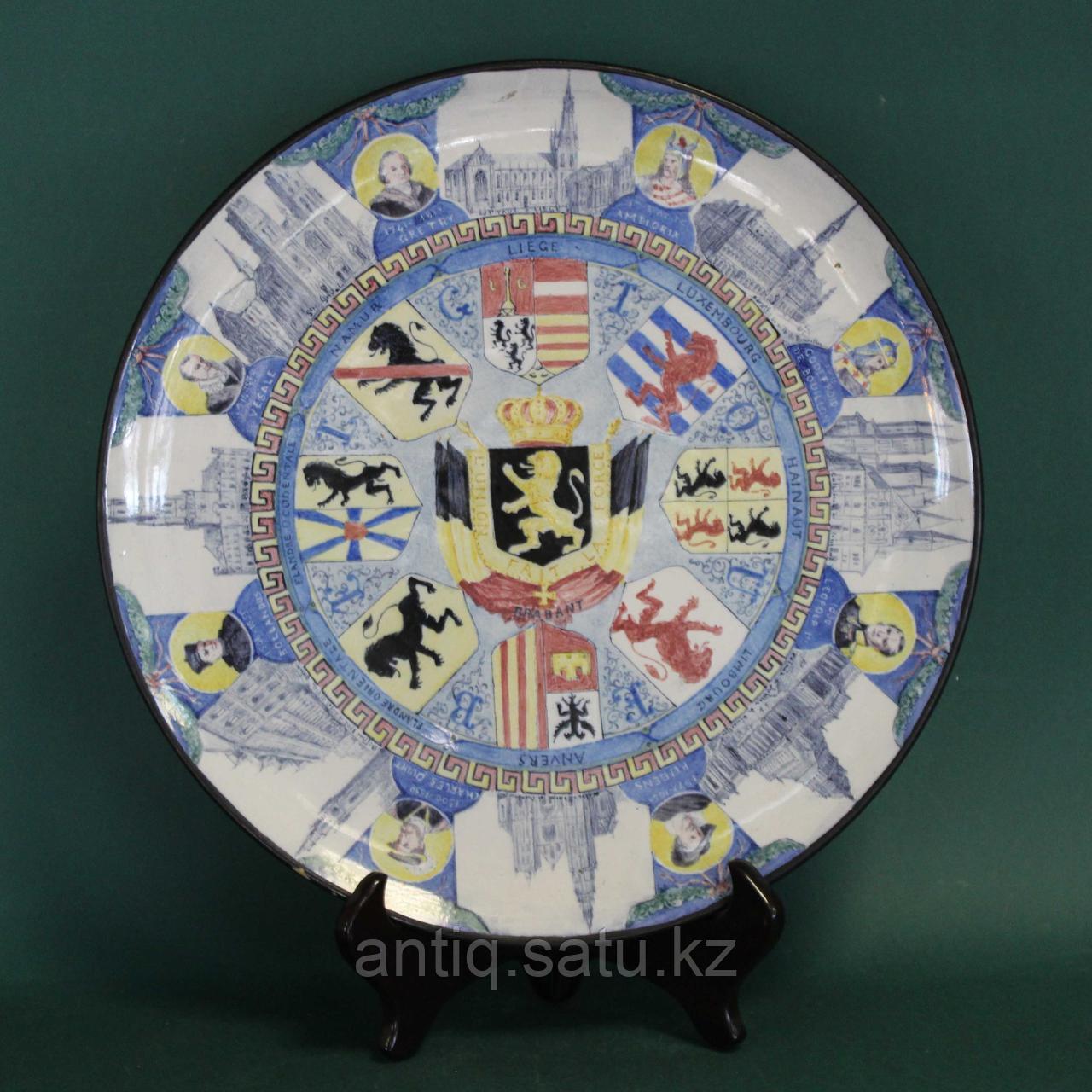Старинная тарелка с гербами.