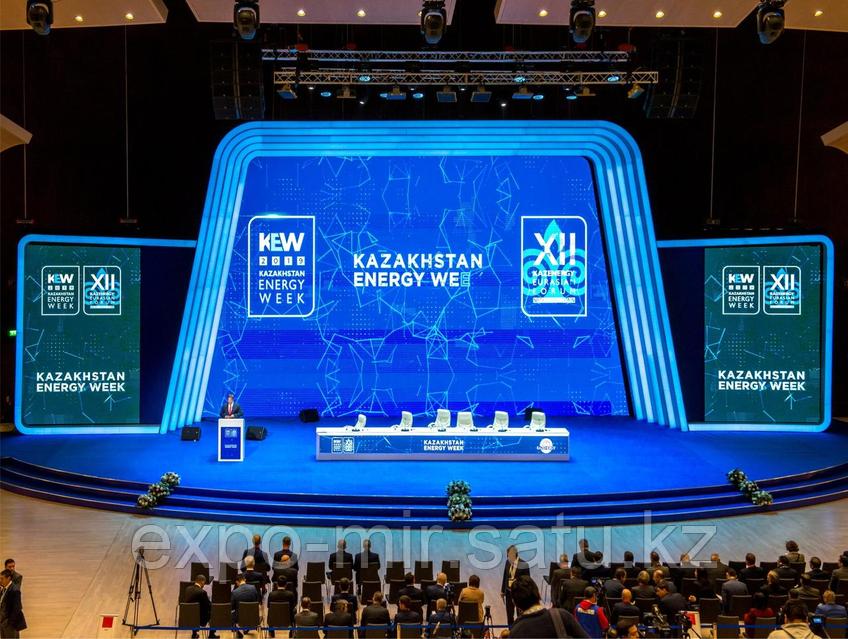 Подиумдағы жалаңаш сән бейнебаяны