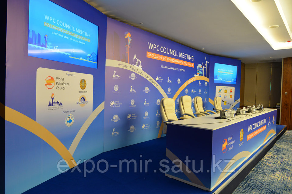 Жыныс күртешедегі қызбен