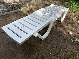 Пластиковый шезлонг лежак пляжный для дома дачи сада