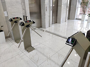 Установка пропускной системы с биометрическим считывателем и система управления лифтом в БЦ Green Tower 4