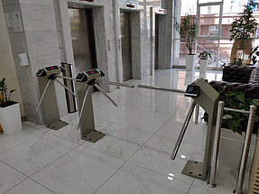 Установка пропускной системы с биометрическим считывателем и система управления лифтом в БЦ Green Tower 3