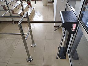 Установка системы контроля доступа и турникетов в торговый дом ZHERSU 5