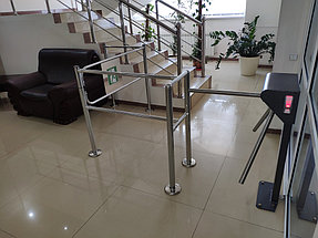 Установка системы контроля доступа и турникетов в торговый дом ZHERSU 6