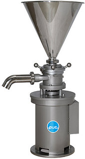 Жалаңаш қыздар су астында жүзіп жүр