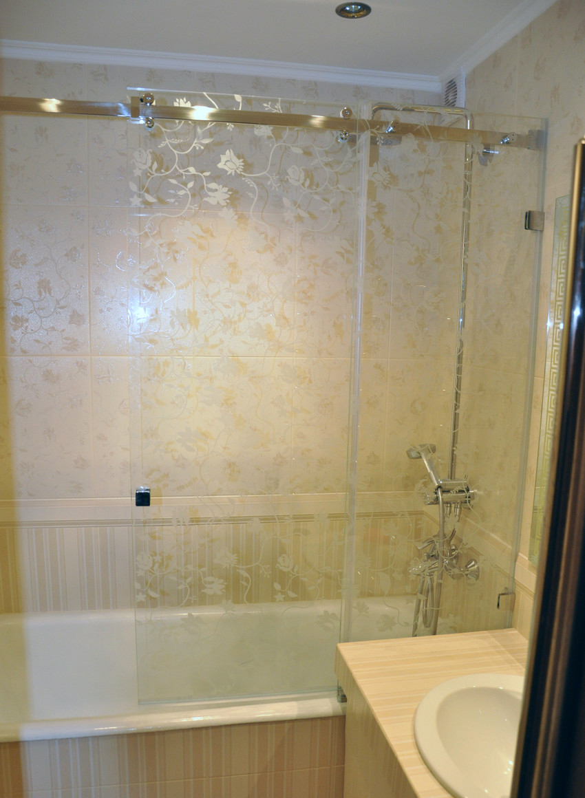 Изготовление стеклянной перегородки на ванну с раздвижными дверьми - фото 2 - id-p77778324