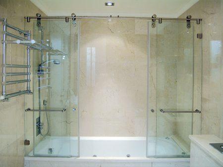 Изготовление стеклянной перегородки на ванну с раздвижными дверьми - фото 4 - id-p77778324