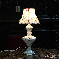 Настольная белая лампа с винтажным абажуром.