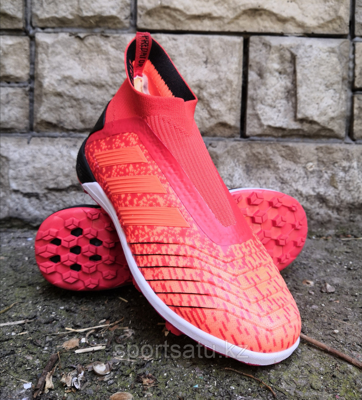 Футбольные сороконожки Adidas Predator Red