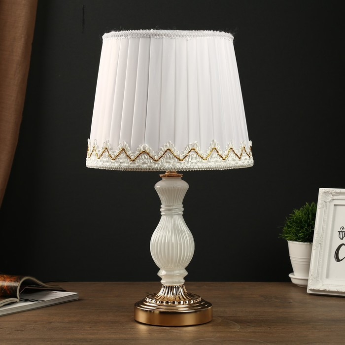 Лампа настольная "Милан" 1х40Вт Е27 золото-белый 24х24х43 см.