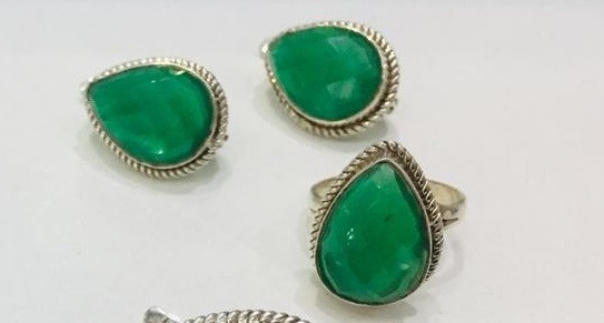 Серебряный комплект (набор) с зеленым агатом. Вес: 13,9 гр, размер: 18, покрытие родий