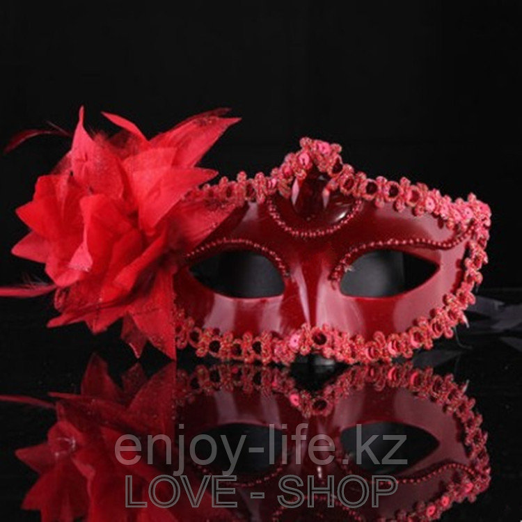 Маскарадная маска с цветком.